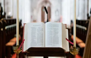 Bibel in der Kirche (Referenzbild) / BeyondJ / Pixabay (CC0)