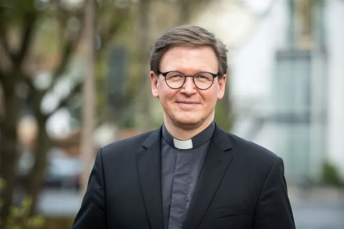 Professor Christoph Ohly ist Rektor der Kölner Hochschule für Katholische Theologie (KHKT) und dort auch Lehrstuhlinhaber für Kirchenrecht, Religionsrecht und kirchliche Rechtsgeschichte.