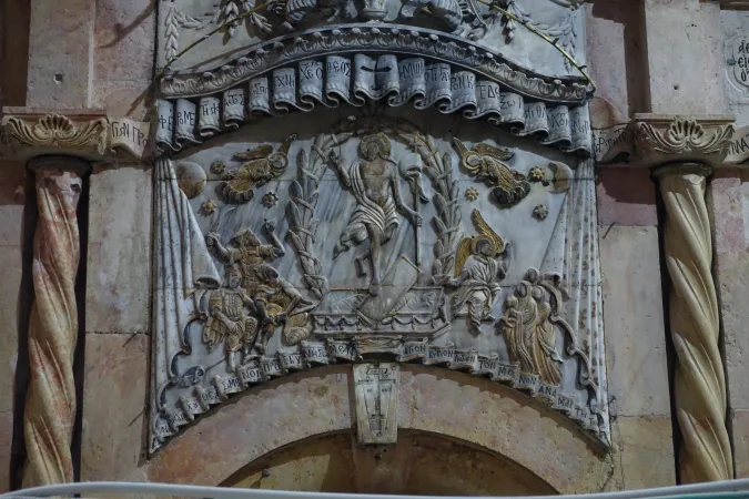 Das gereinigte Relief über dem Eingang
