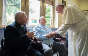 Papst Franziskus begrüßt die betagten Priester, die in der Casa San Gaetano in Rom leben, am 17. Juni 2016. / Vatican Media