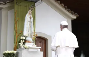 Papst Franziskus betet in der Wallfahrtskirche Unserer Lieben Frau von Fatima in Portugal, 12. Mai 2017. /  Vatican Media.