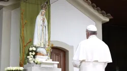 Papst Franziskus betet in der Wallfahrtskirche Unserer Lieben Frau von Fatima in Portugal, 12. Mai 2017. /  Vatican Media.