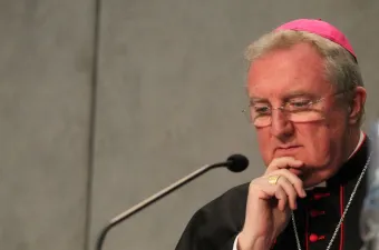 Erzbischof Arthur Roche bei einer Pressekonferenz im Vatikan am 10. Februar 2015.  / Bohumil Petrik/CNA.