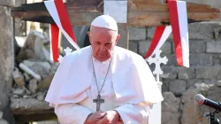 Papst Franziskus betet am Kirchplatz in Mossul (Irak) am 7. März 2021 / Vatican Media
