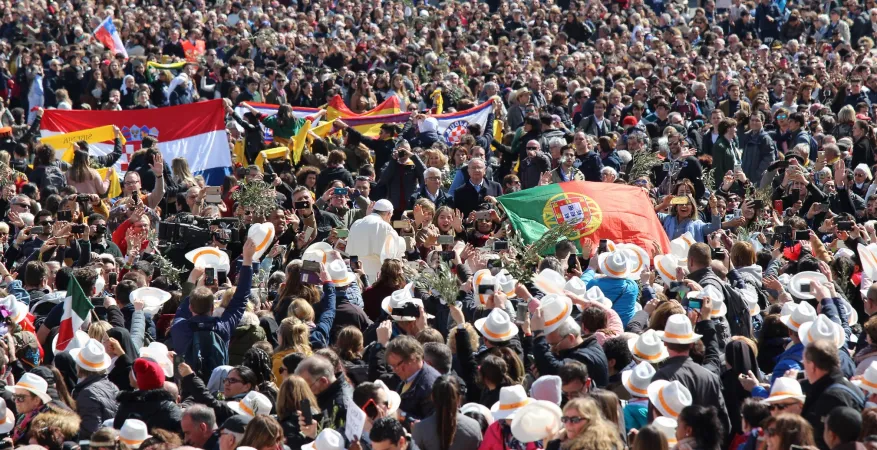 Pilger auf dem Petersplatz begrüßen Papst Franziskus am Palmsonntag, 25. März 2018