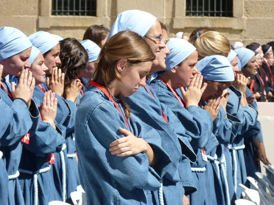 Frauen beim Gebet beim Weltjugendtag 2011 in Madrid