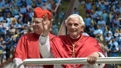 Papst Benedikt XVI beim Weltfamilientreffen in Mailand mit Kardinal Angelo Scola am 4. Juni 2012 / CNA/World Meeting of Families 2012