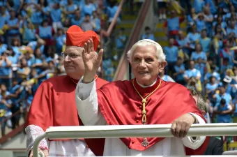Papst Benedikt XVI beim Weltfamilientreffen in Mailand mit Kardinal Angelo Scola am 4. Juni 2012 / CNA/World Meeting of Families 2012