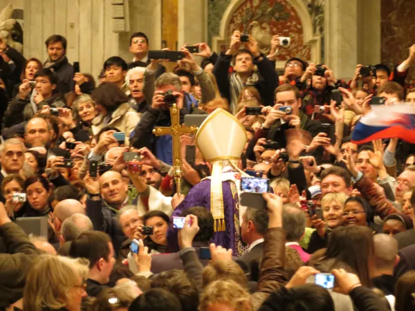 Gläubige umringen Papst Benedikt XVI. am 13. Februar 2013 im Petersdom.