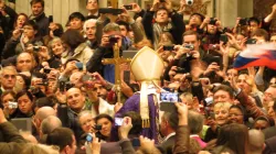 Gläubige umringen Papst Benedikt XVI. am 13. Februar 2013 im Petersdom. / CNA/Stephen Driscoll