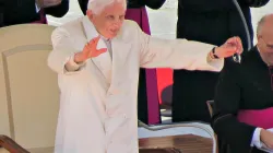 Papst Benedikt grüßt die versammelten Gläubigen bei seiner letzten Generalaudienz am 27. Februar 2013  / CNA  / Stephen Driscoll 
