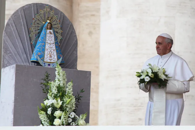 Papst Franziskus bringt der Muttergottes - in Gestalt Unserer lieben Frau von Lujan - am 8. Mai 2013 einen Blumenstrauss