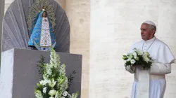 Papst Franziskus bringt der Muttergottes - in Gestalt Unserer lieben Frau von Lujan - am 8. Mai 2013 einen Blumenstrauss / Stephen Driscoll / CNA Deutsch
