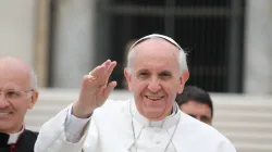 Papst Franziskus winkt aus dem "Pappamobil" bei der Generalaudienz am 15. Mai 2013. / CNA/Stephen Driscoll
