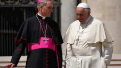 Papst Franziskus spricht mit Erzbischof Gänswein auf dem Petersplatz am 21. Mai 2014 / CNA/Daniel Ibanez