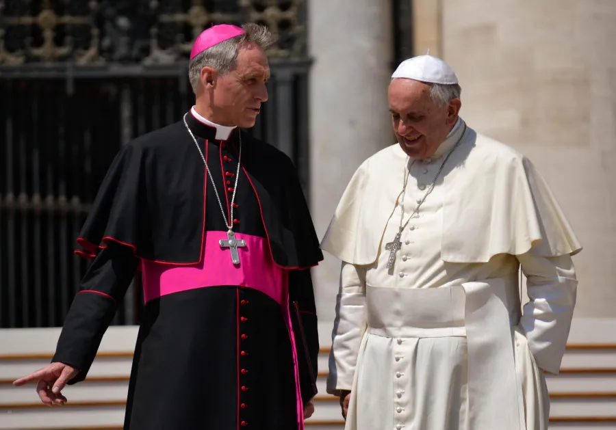 Papst Franziskus spricht mit Erzbischof Gänswein auf dem Petersplatz am 21. Mai 2014