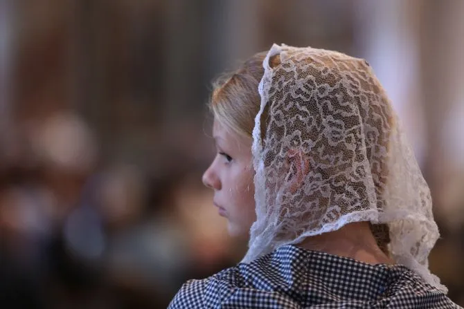 Ein Mädchen mit Kommunionschleier bei der heiligen Messe zur Summorum-Pontificum-Wallfahrt in Rom am 25. Oktober 2014