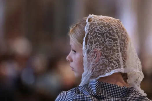 Ein Mädchen mit Kommunionschleier bei der heiligen Messe zur Summorum-Pontificum-Wallfahrt in Rom am 25. Oktober 2014 / Daniel Ibáñez / CNA Deutsch 