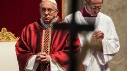 Papst Franziskus im Gebet am Karfreitag im Petersdom am 3. April 2015 / CNA / Catholic Press Photo