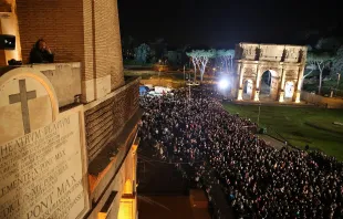 Karfreitag 2015: Pilger versammeln sich zum Kreuzweg am Kolosseum in Rom. / CNA/Petrik Bohumil