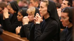 Nonnen beten während der Messe des Papstes im Priesterseminar für angehende amerikanische Geistliche in Rom, dem "Pontifical North American College".  / CNA/Daniel Ibanez