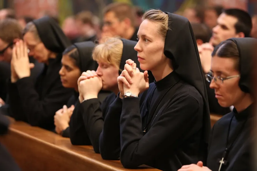 Nonnen beten während der Messe des Papstes im Priesterseminar für angehende amerikanische Geistliche in Rom, dem "Pontifical North American College". 