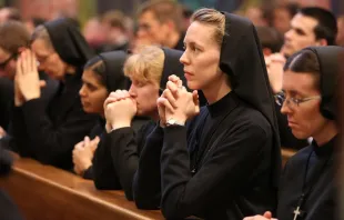 Ordensfrauen beim Gebet im US-amerikanischen Priesterseminar Roms während der Messe mit Papst Franziskus am 4. Mai 2015.  / CNA/Daniel Ibanez