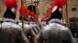 Verknüpfen modernste Polizeiarbeit mit einer langen, stolzen Tradition: Schweizergardisten im Vatikan / CNA / Daniel Ibanez