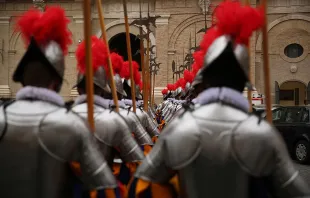 Verknüpfen modernste Polizeiarbeit mit einer langen, stolzen Tradition: Schweizergardisten im Vatikan / CNA / Daniel Ibanez