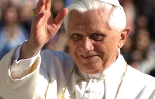 Papst Benedikt XVI. bei der Generalaudienz am 9. November 2005 auf dem Petersplatz / L'Osservatore Romano