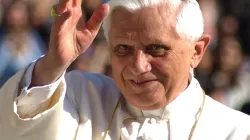 Papst Benedikt XVI. bei der Generalaudienz am 9. November 2005 auf dem Petersplatz / L'Osservatore Romano