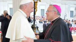 Erzbischof Chaput und Papst Franziskus bei der Generalaudienz auf dem Petersplatz am 24. Juni 2015. / L'Osservatore Romano