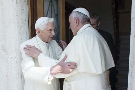 Papst Franziskus und Papst emeritus Benedikt XVI. am 30. Mai 2015 / L'Osservatore Romano