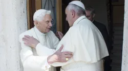 Besuch von Papst Franziskus im Kloster Mater Ecclesiae im Vatikan, dem Wohnort von Papst emeritus Benedikt XVI., am 30. Juni 2015. / L'Osservatore Romano  