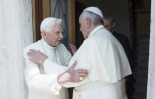 Besuch von Papst Franziskus im Kloster Mater Ecclesiae im Vatikan, dem Wohnort von Papst emeritus Benedikt XVI., am 30. Juni 2015. / L'Osservatore Romano  