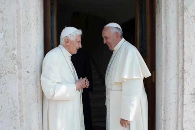 Papst Franziskus und Papst emeritus Benedikt XVI vor dem Kloster Mater Ecclesiae im Vatikan am 30. Juni 2015.