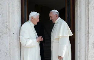 Papst Franziskus und Papst emeritus Benedikt XVI vor dem Kloster Mater Ecclesiae im Vatikan am 30. Juni 2015. / L'Osservatore Romano