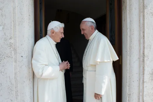 Papst Franziskus und Papst emeritus Benedikt XVI vor dem Kloster Mater Ecclesiae im Vatikan am 30. Juni 2015. / L'Osservatore Romano