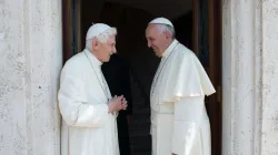 Papst Franziskus und Papst emeritus Benedikt XVI vor dem Kloster Mater Ecclesiae im Vatikan am 30. Juni 2015.
 / Osservatore Romano (LOR)