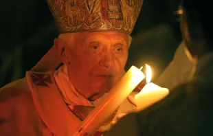 Benedikt beim Entzünden der Osterkerze in der Osternacht im Petersdom am Samstag, 7. April 2012. / L'Osservatore Romano/CNA Deutsch