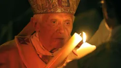Benedikt beim Entzünden der Osterkerze in der Osternacht im Petersdom am Samstag, 7. April 2012. / Osservatore Romano (LOR)