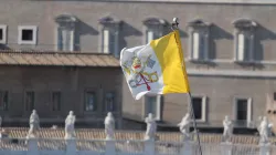 Die Flagge des Vatikans weht am 12. März 2015 / CNA/Petrik Bohumil