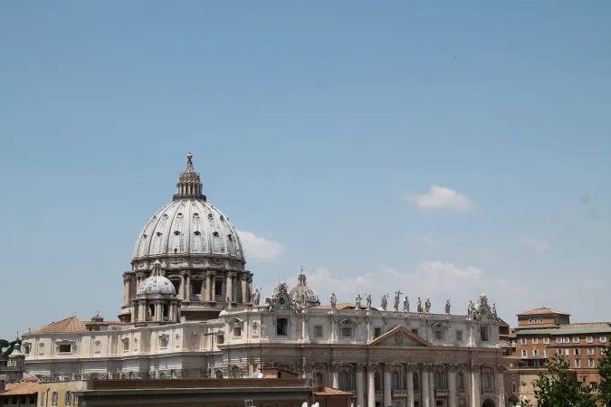 Die Kuppel des Petersdoms über dem Vatikan