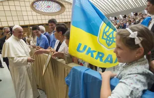 Papst Franziskus grüßt Pilger aus der Ukraine am 19. August 2015 in der Audienzhalle Paul VI. / L'Osservatore Romano 