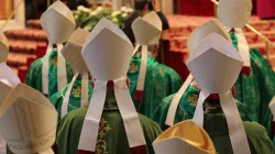 Bischöfe lauschen der Predigt im Petersdom zur Eröffnung der Familiensynode am 4. Oktober 2015. / CNA/Daniel Ibanez