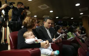 „Synodenbaby" Davide und seine Eltern, Patrizia und Massimo Paloni. / CNA/Daniel Ibanez