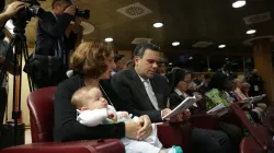 „Synodenbaby" Davide und seine Eltern, Patrizia und Massimo Paloni. / CNA/Daniel Ibanez
