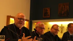 Drei prominente Mitglieder der einzigen deutschsprachigen Gruppe: Kardinal Reinhard Marx, Erzbischof Heiner Koch und Bischof Franz-Josef Bode / CNA/Petrik Bohumil