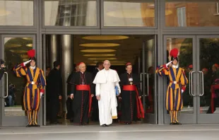 Papst Franziskus verläßt die Audienzhalle während der Familiensynode am 9. Oktober 2015. / CNA/Daniel Ibanez