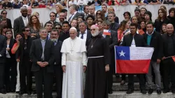 Papst Franziskus begrüßt Pilger aus Chile auf dem Petersplatz am 14. Oktober 2015 / CNA/Daniel Ibanez